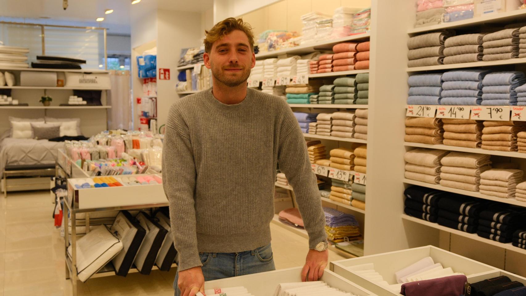 Antonio Fandiño, en el interior de El Baúl de la Abuela en la calle San Andrés.