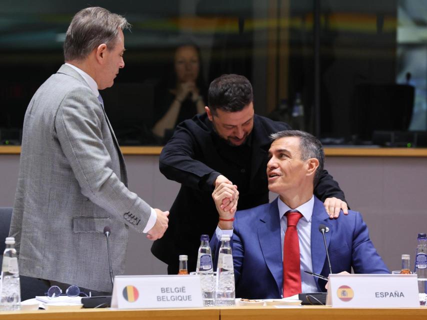 The President of Ukraine, Volodymyr Zelensky, greets Pedro Sánchez during the last European Council, on October 23.