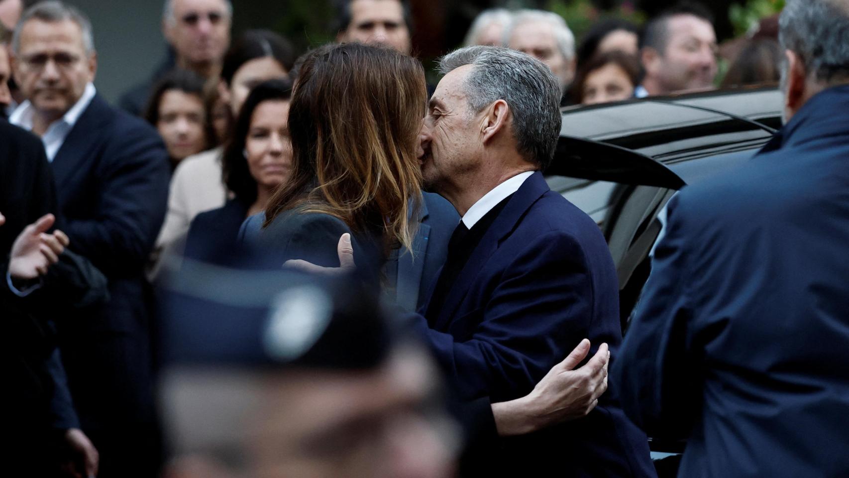 Nicolas Sarkozy y su esposa, Carla Bruni, se despiden antes de la entrada en prisión.