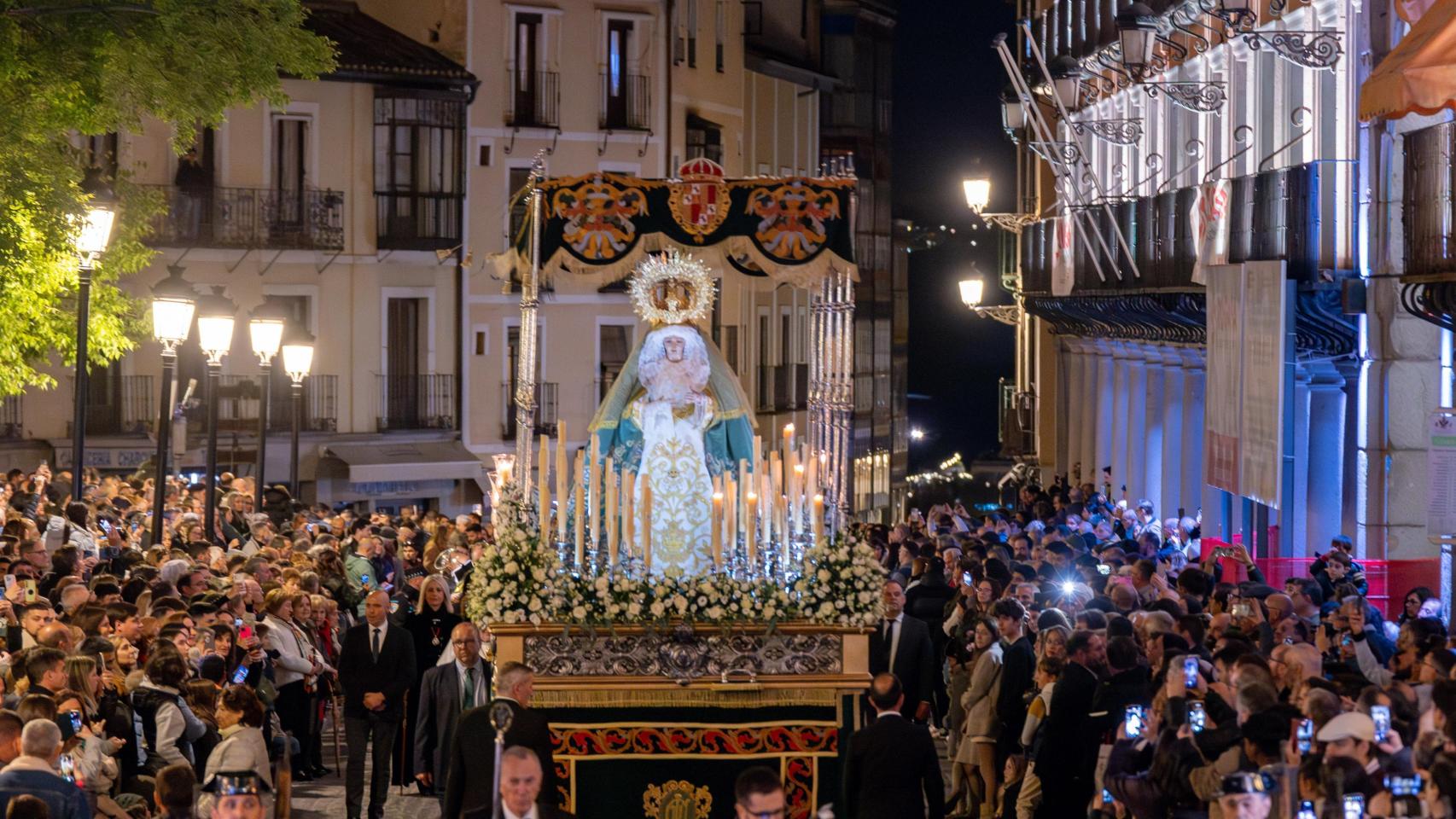 La Virgen del Amparo es la talla más conocida del Jueves Santo en Toledo. En la imagen, la procesión de 2025 a su paso por Zocodover.