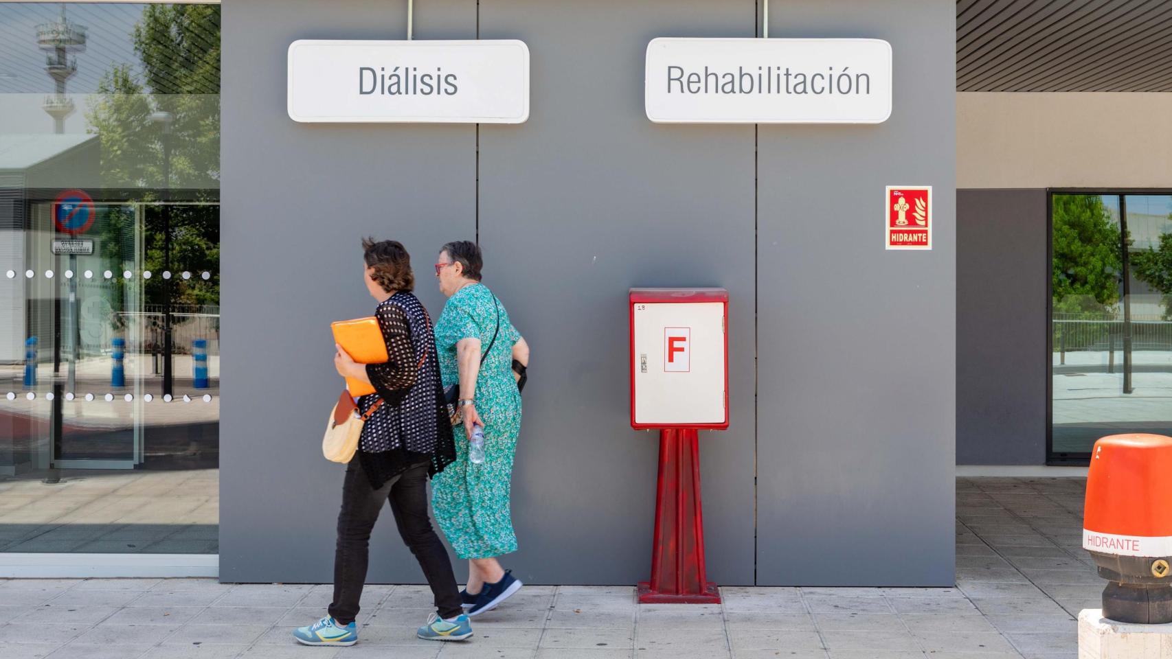 Dos personas en las inmediaciones del Hospital Universitario de Toledo.