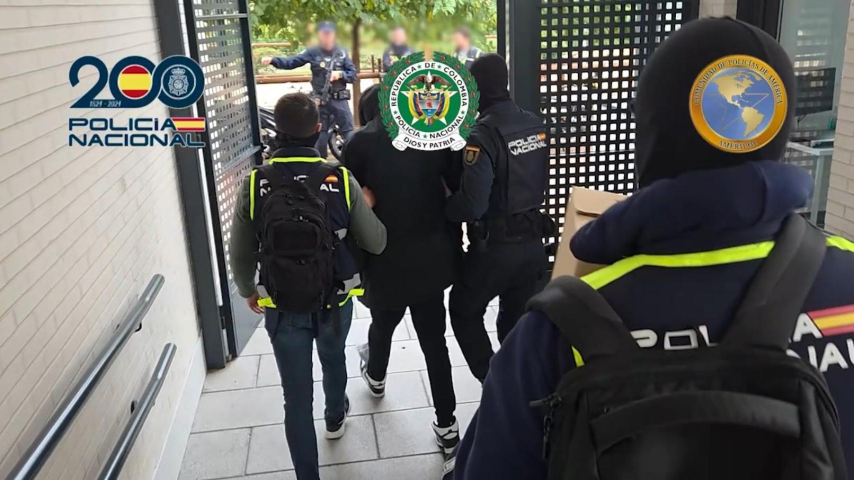 Uno de los detenidos en la operación.
