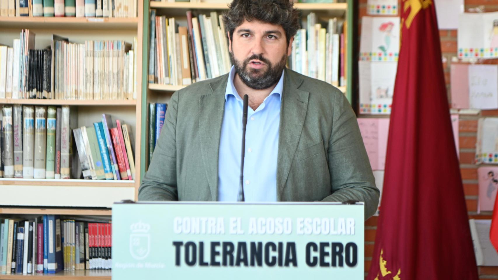 Fernando López Miras, este viernes, anunciando el nuevo decreto de convivencia escolar en el Instituto Sierra Minera de La Unión.