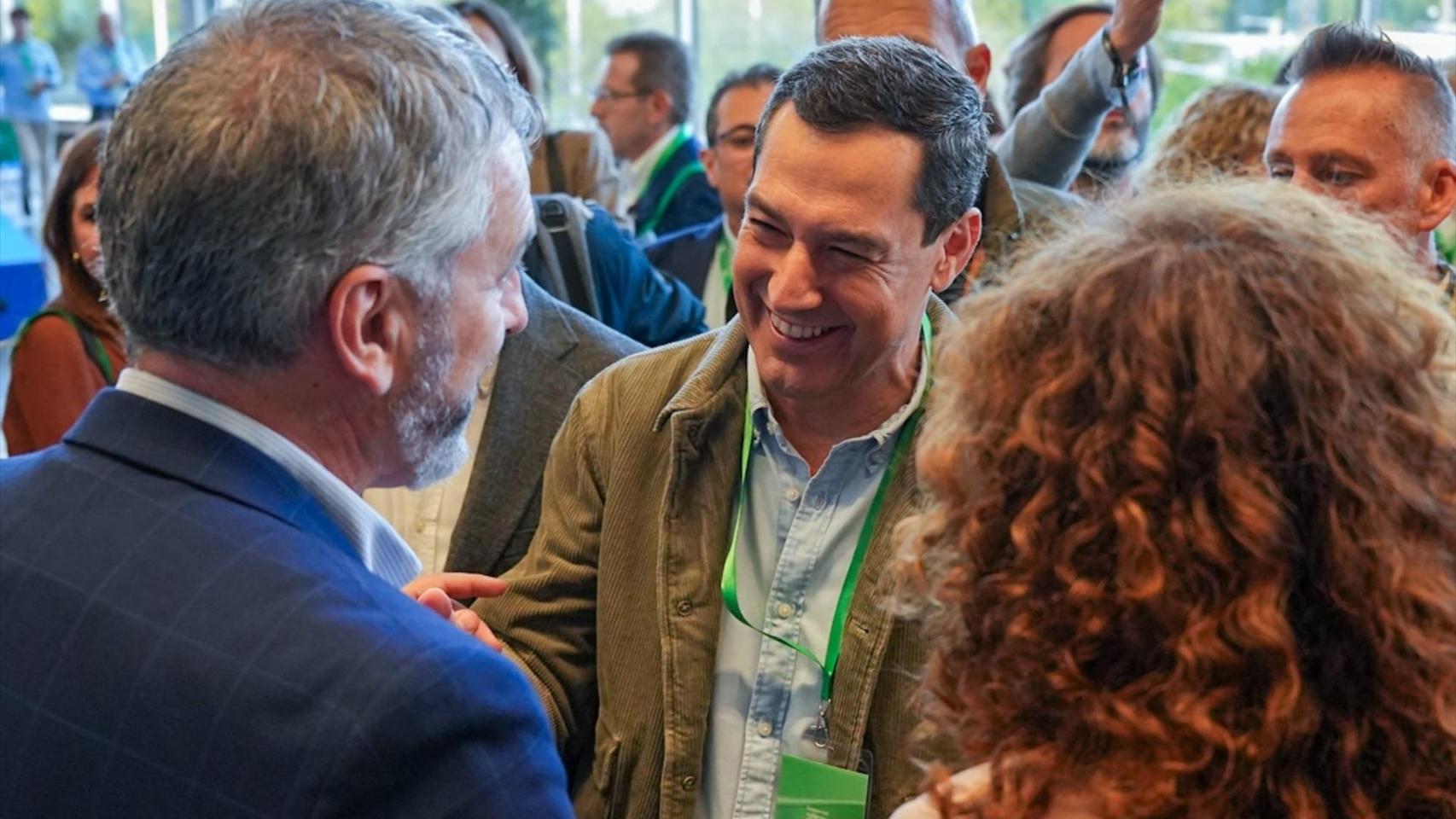 Juanma Moreno, junto con Óskar Martín y Nuria López, de UGT y CCOO.