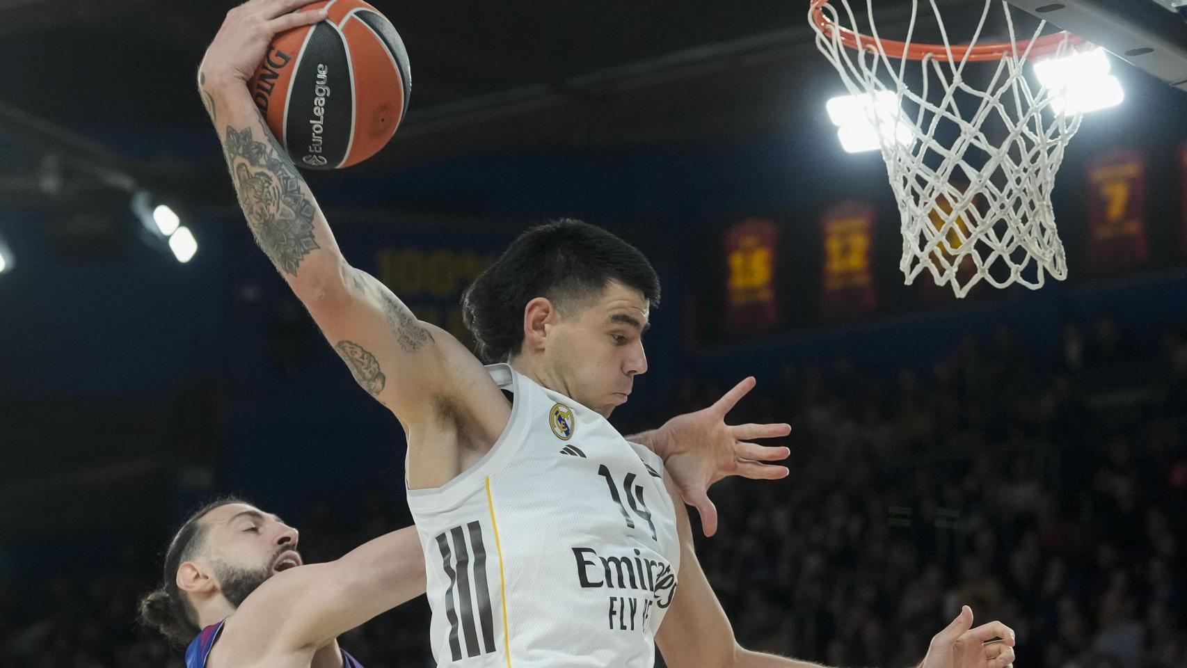 Gaby Deck coge el rebote ante Shengelia.