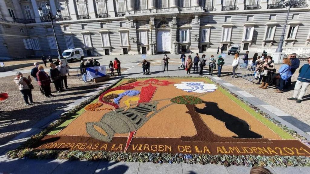 Ofrenda floral frente a la catedral de la Almudena en Madrid