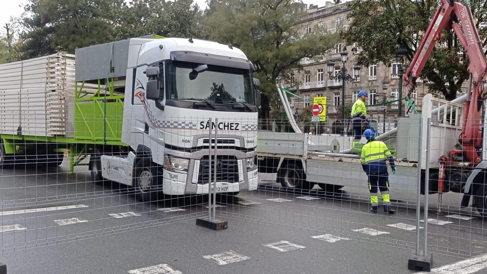 Llega el material para montar la noria de la Navidad de Vigo 2025.