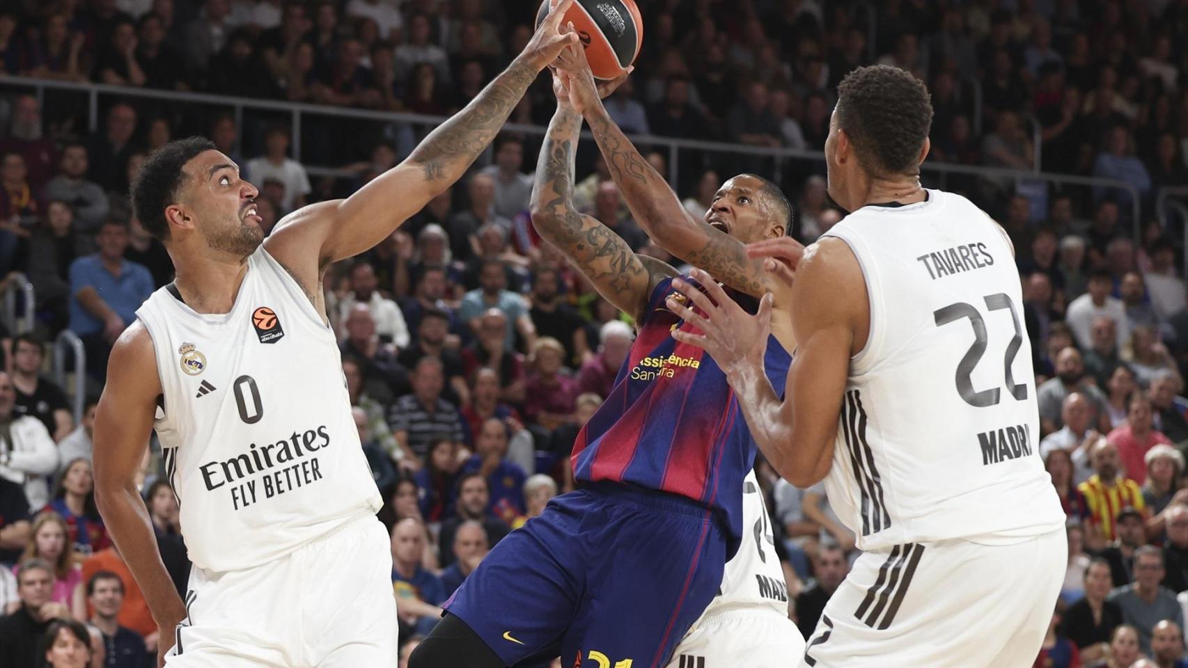 Trey Lyles y Tavares, durante El Clásico contra el FC Barcelona