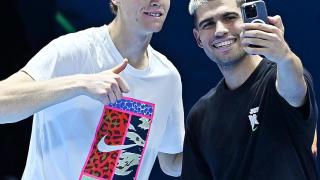 Jannik Sinner y Carlos Alcaraz se toman una selfie después de la práctica antes de las Finales ATP