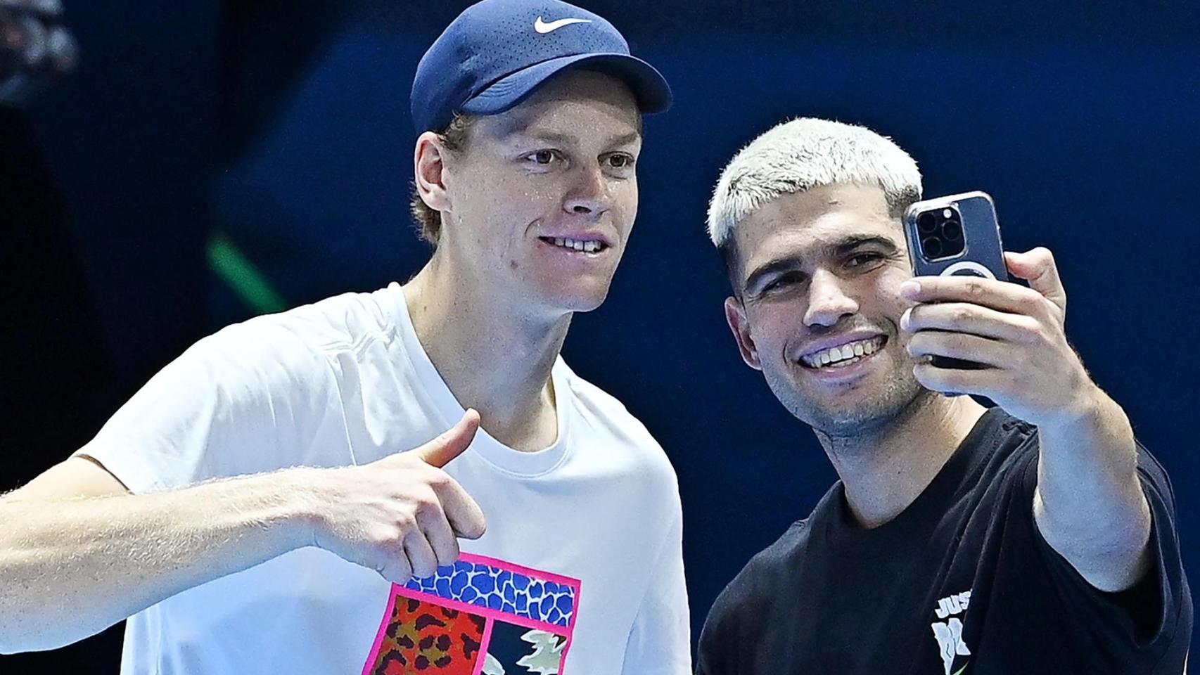 Jannik Sinner y Carlos Alcaraz se hacen un selfie tras un entrenamiento previo a las ATP Finals