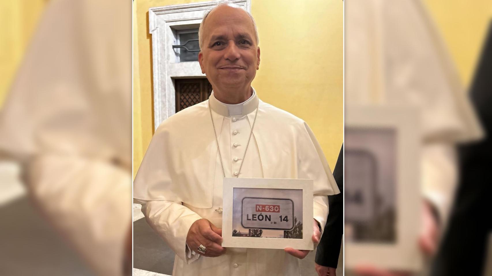 El Papa León XIV con el singular regalo que le ha hecho un sacerdote zamorano
