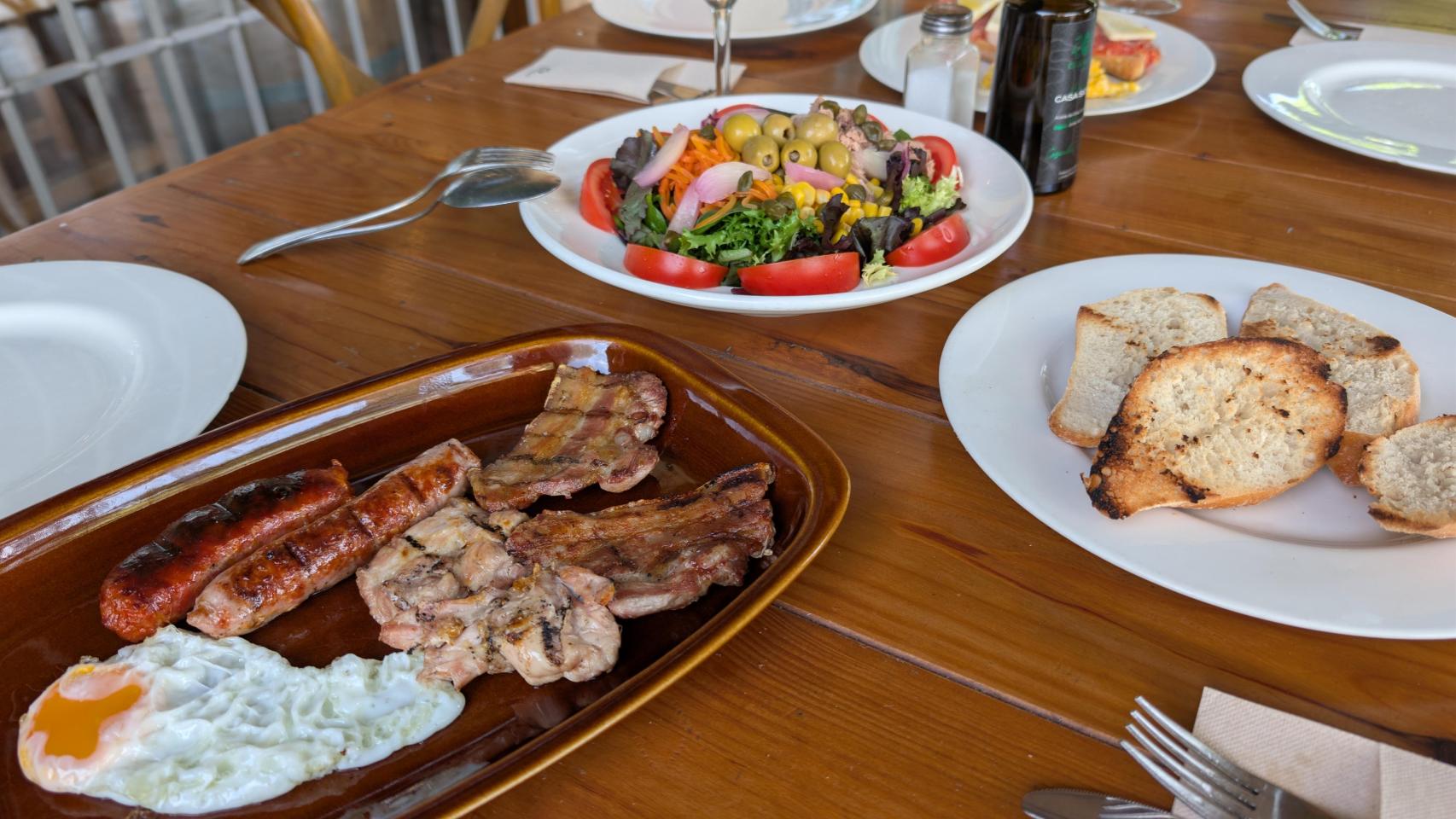 El almuerzo típico valenciano de carnes que prepara Herminia Bernal en su restaurante en Novelda.