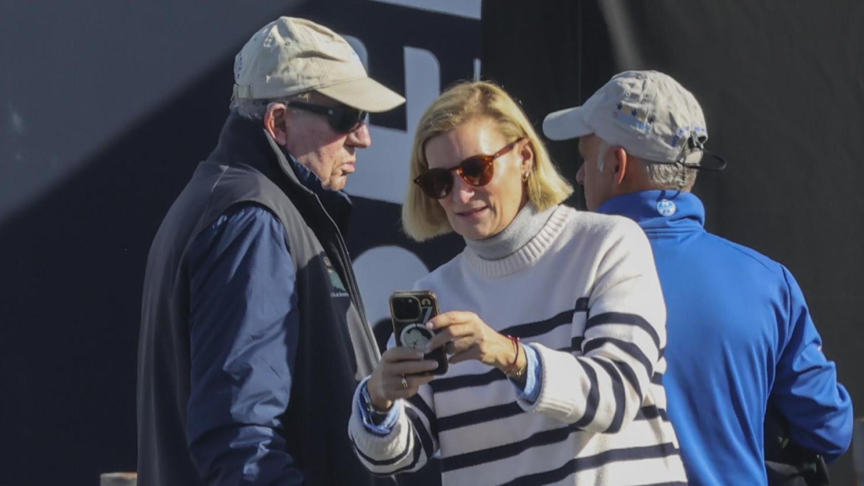 El rey Juan Carlos, con su sobrina María Zurita en Sanxenxo, este sábado, 8 de noviembre.