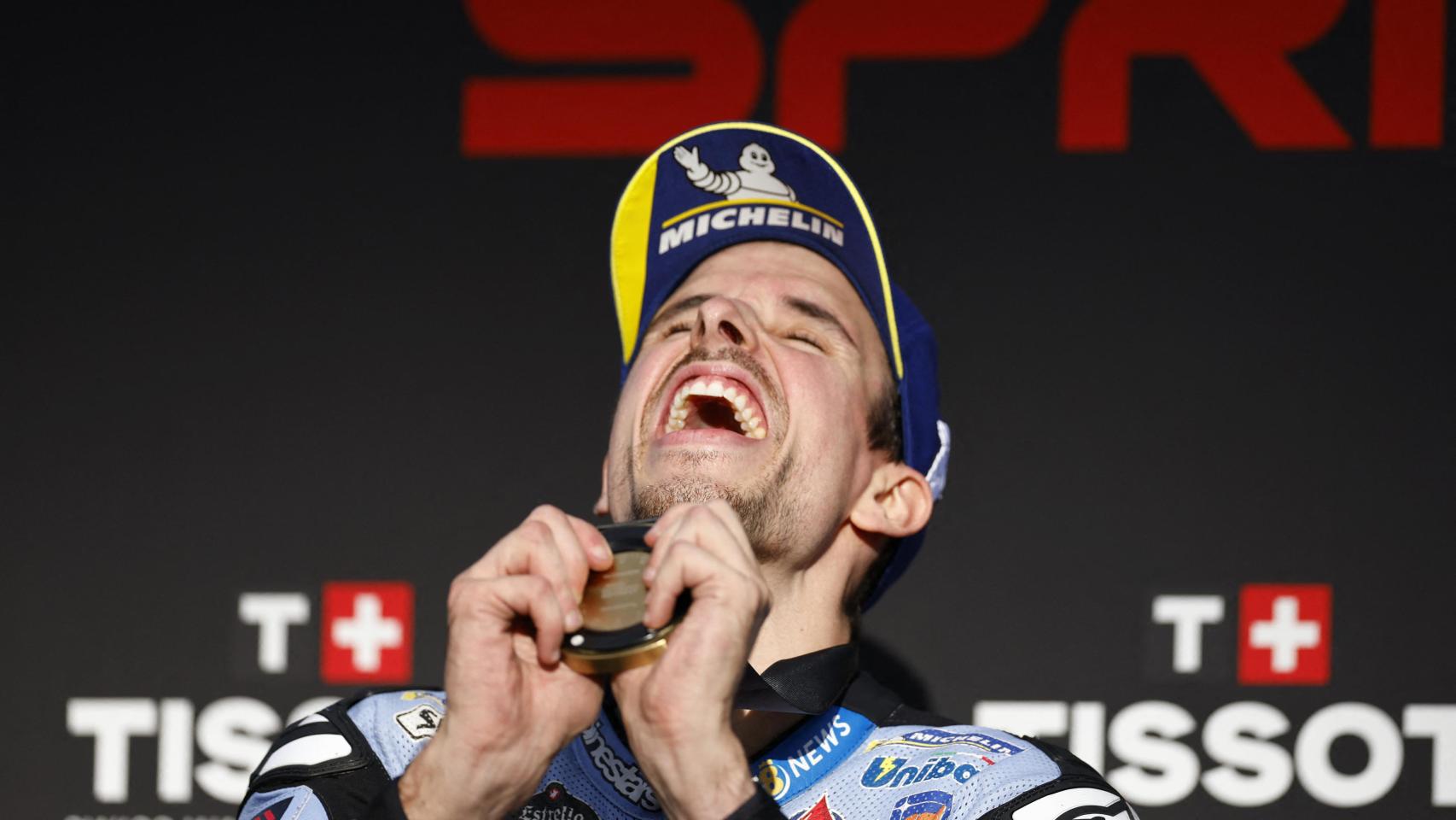 Álex Márquez celebra su victoria en la carrera al sprint, en el circuito portugués de Portimao.