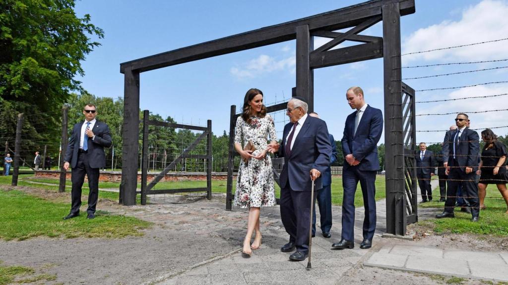 Los príncipes William y Kate conocieron a Manfred Goldberg en 2017, durante su visita al antiguo campo de concentración nazi de Stutthof, cerca de Gdansk.