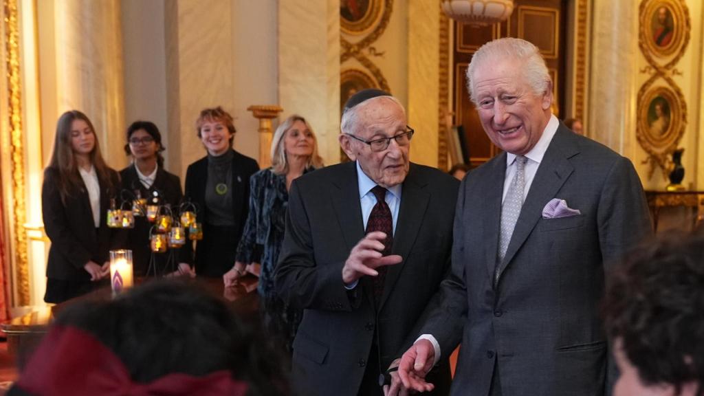 El rey Carlos III, con Manfred Goldberg, en una recepción con motivo del 'Día Conmemorativo del Holocausto' en Londres, el pasado mes de enero.