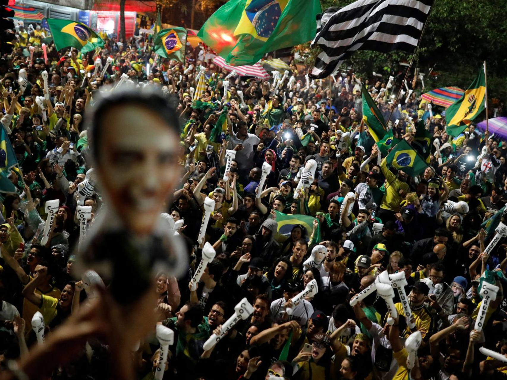 Seguidores de Jair Bolsonaro celebran la victoria del candidato ultraderechista en Sao Paulo, Brasil