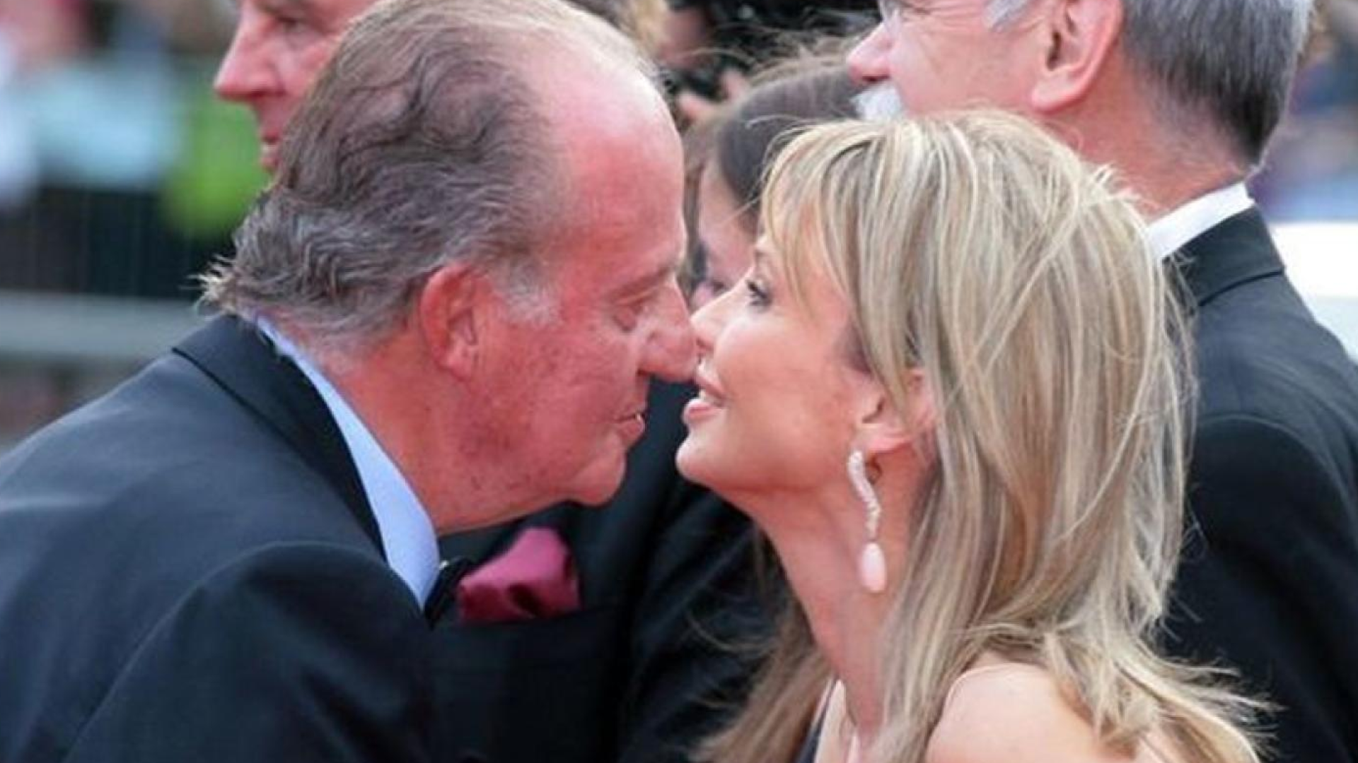 Juan Carlos I saluda a Corinna Larsen