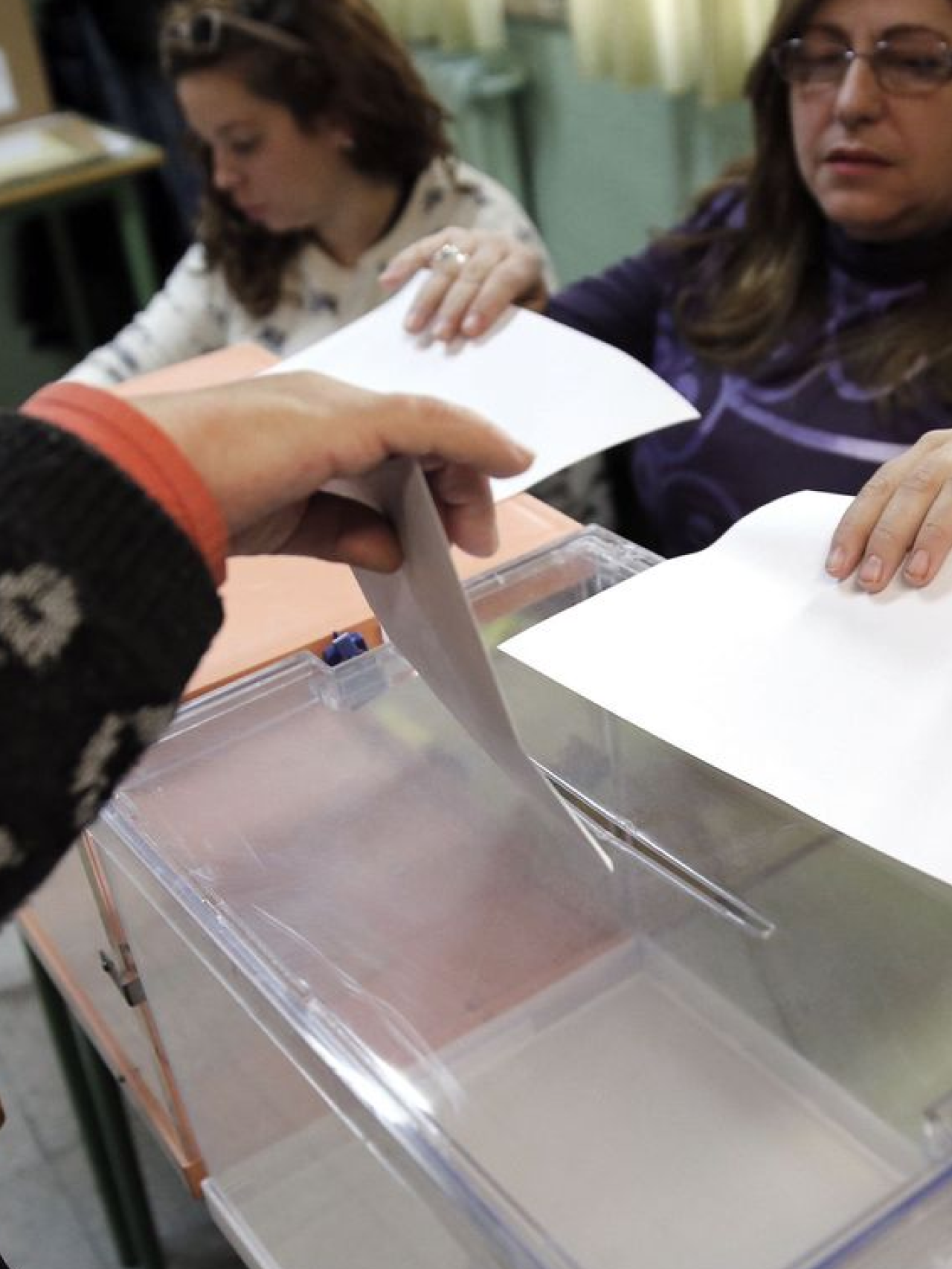 Ciudadanos ejercen su derecho al voto durante las elecciones de 2015
