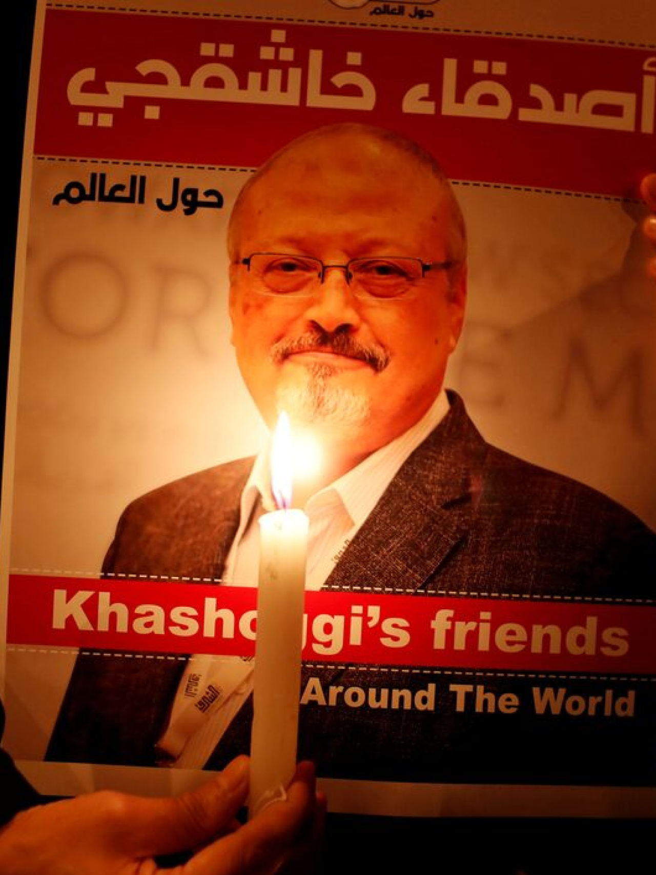 Una persona sujeta un cartel de Jamal Khashoggi durante una protesta frente al Consulado saudí en Estambul el pasado 5 de octubre
