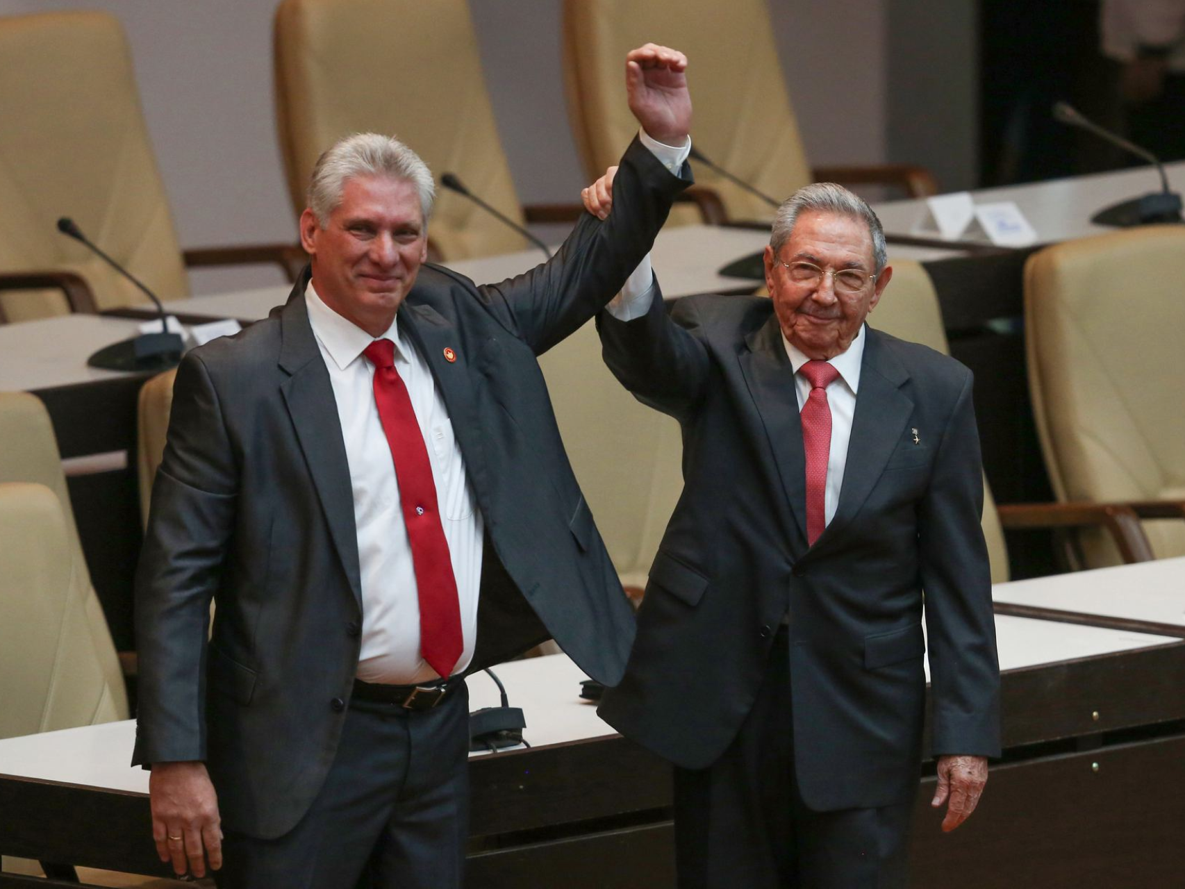 Raúl Castro levanta el brazo del nuevo presidente de Cuba, Miguel Díaz-Canel