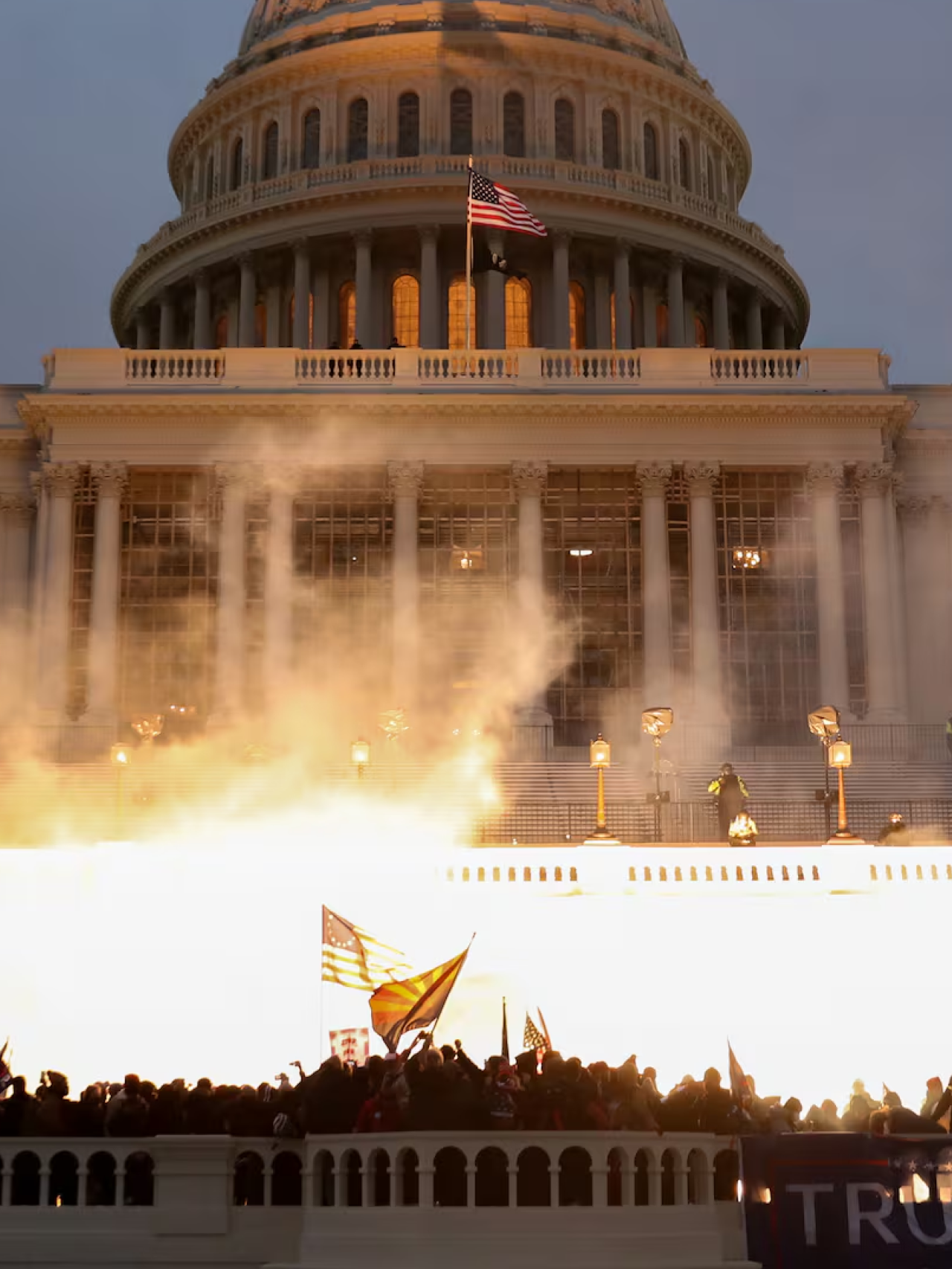 Miles de partidarios de Donald Trump rodean el Capitolio de Washington