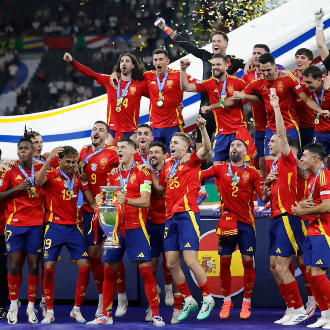 La selección española de fútbol masculino celebra su veico