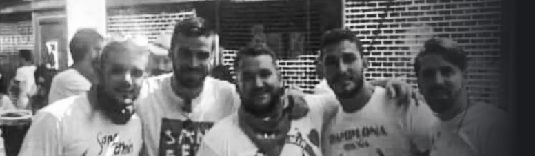 Prenda (centro), Boza (primero por la izquierda) y Alfonso (el cuarto), junto a Antonio Manuel y Jesús, los violadores de La Manada