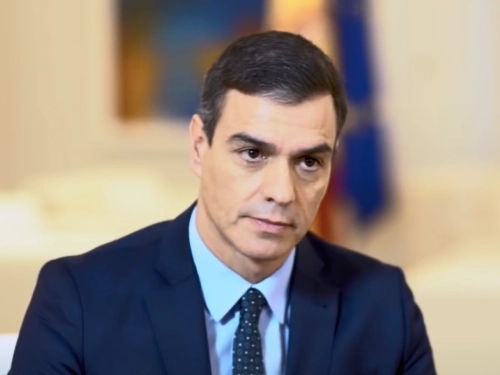 Pedro Sánchez, presidente del Gobierno en funciones, en la sala Tapies de la Moncloa atendiendo a EL ESPAÑOL