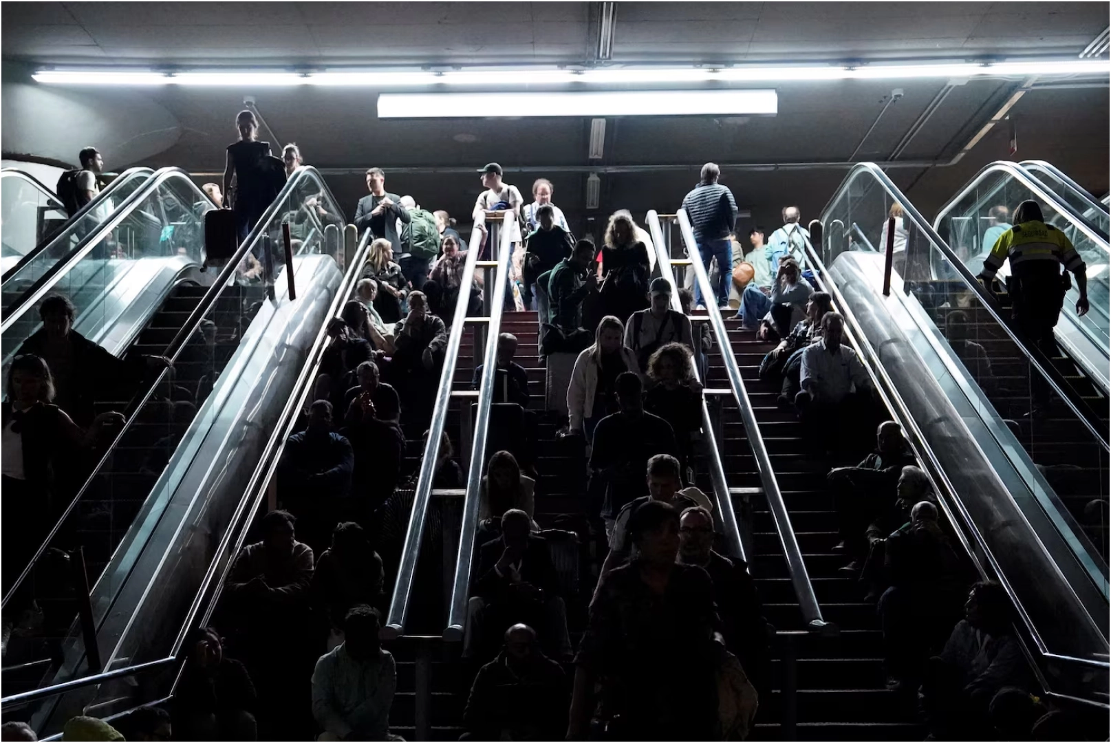 Pasajeros en las escaleras de la estación de Atocha (Madrid).