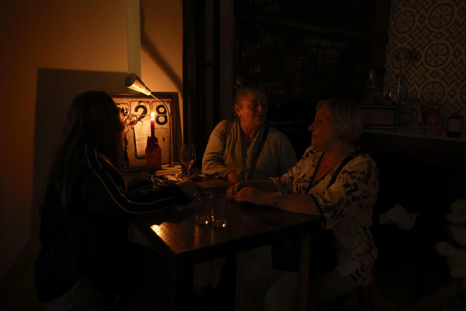 Una familia bajo la luz de una vela durante el apagón.