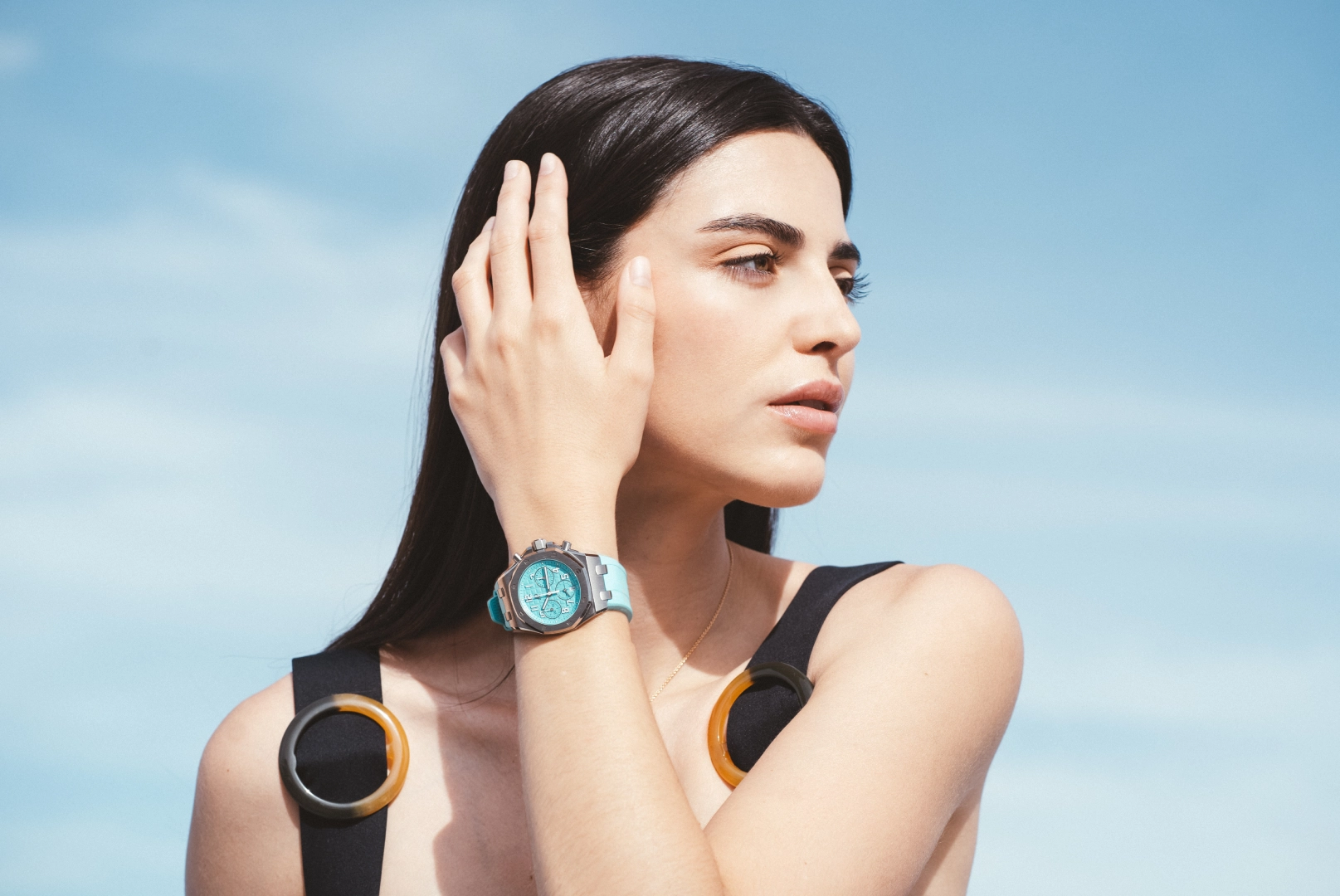 Foto dos de la modelo con un Cronógrafo Automático de la colección Royal Oak Offshore de Audemars Piguet