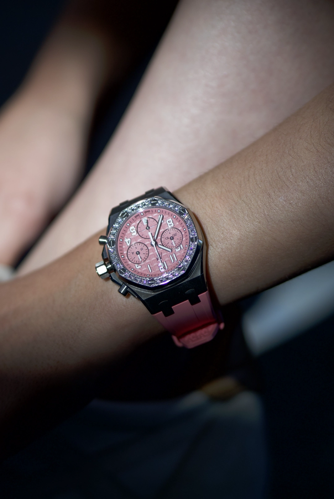 Foto cinco de la modelo con un Cronógrafo Automático de la colección Royal Oak Offshore de Audemars Piguet