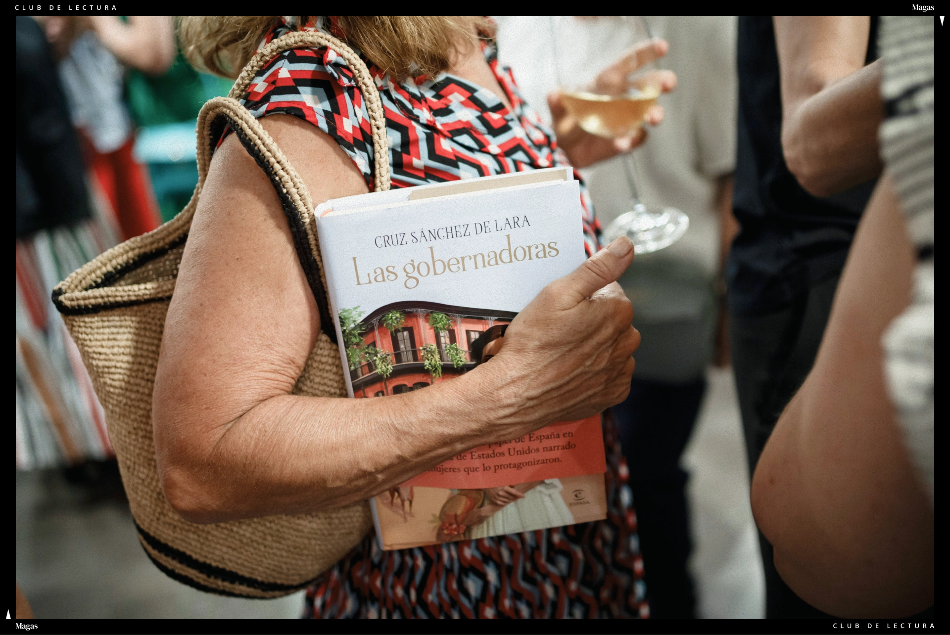 Detalle de una invitada con el libro de Cruz Sánchez de Lara, Las gobernadoras