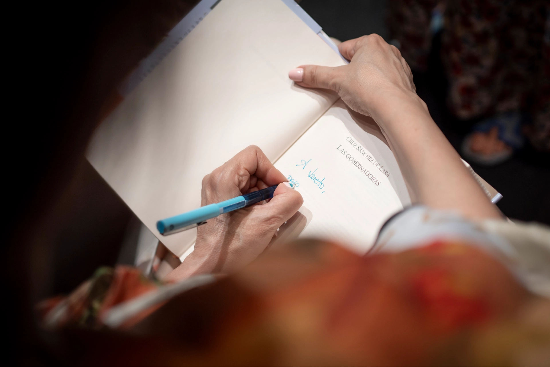 Cruz Sánchez de Lara firmando su libro Las gobernadoras