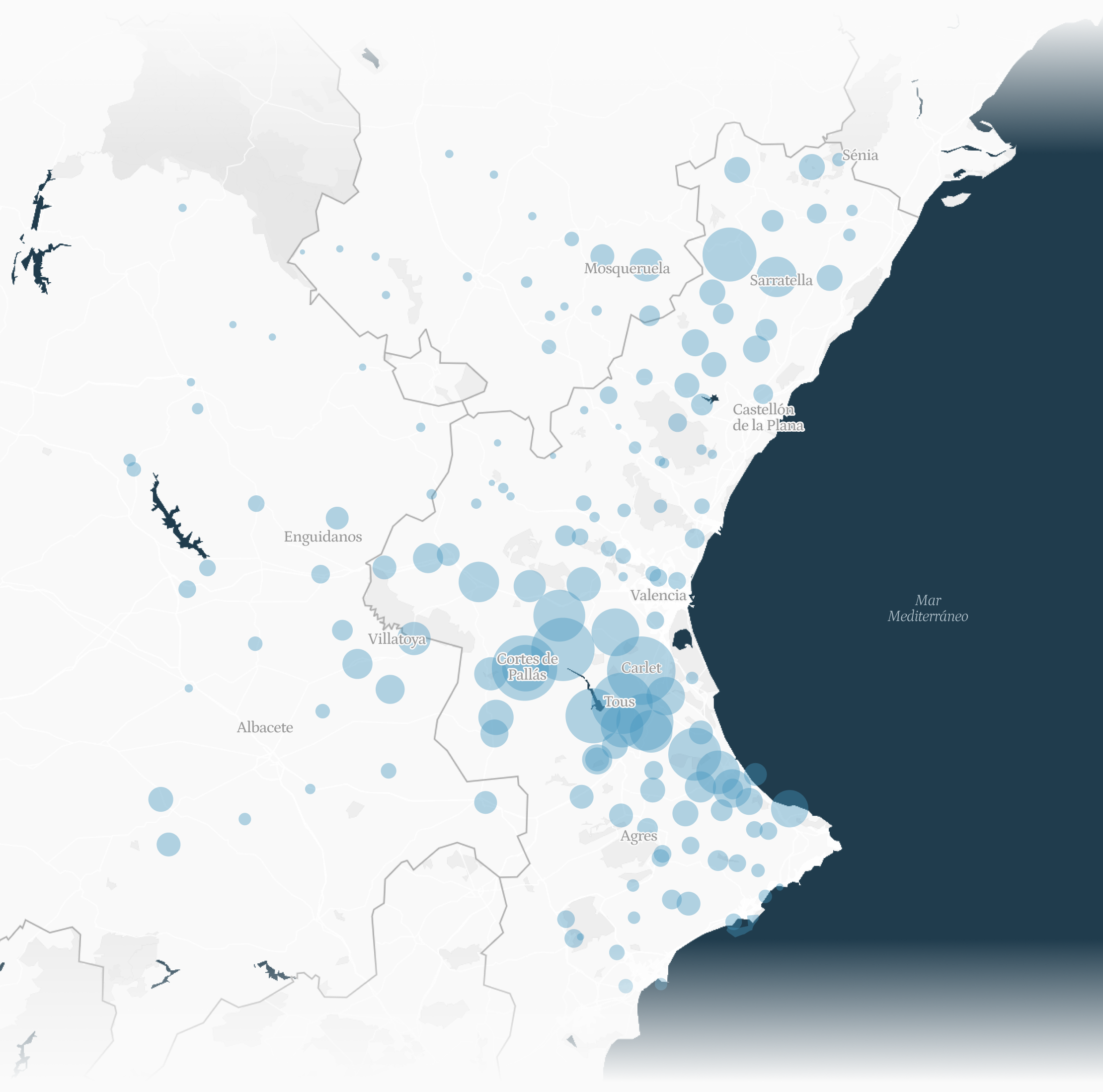 Mapa de la Comunidad Valenciana que muestra con círculos azules la distribución y cantidad de lluvia registrada durante la DANA. Las zonas con mayor precipitación se concentran en el interior y sur de Valencia, especialmente en Cortes de Pallás, Tous y Carlet, así como en puntos del litoral y sur de Alicante. El tamaño de los círculos indica la intensidad de las lluvias en cada localidad.