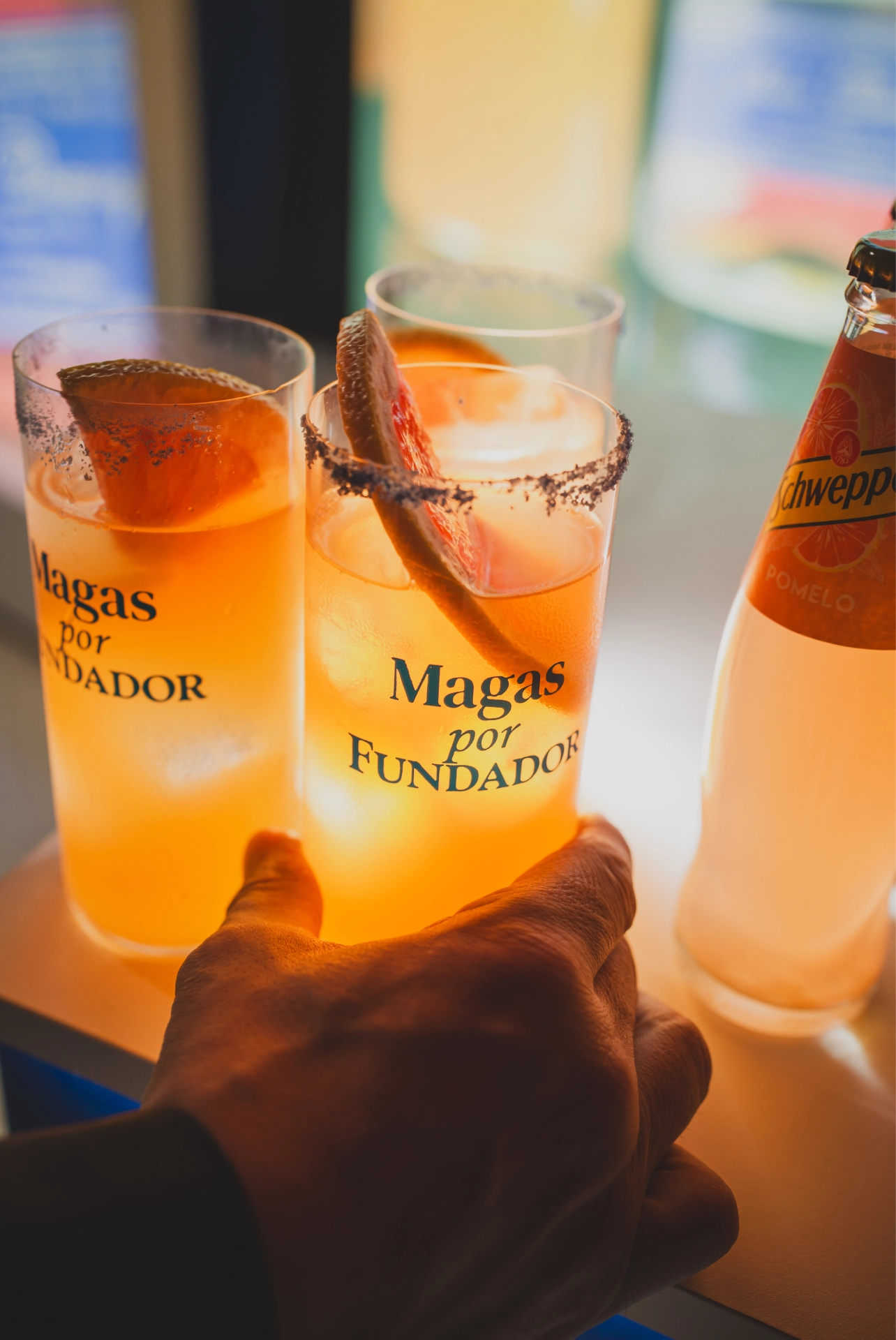 Copas de cóctel servidas durante un evento de la marca Fundador