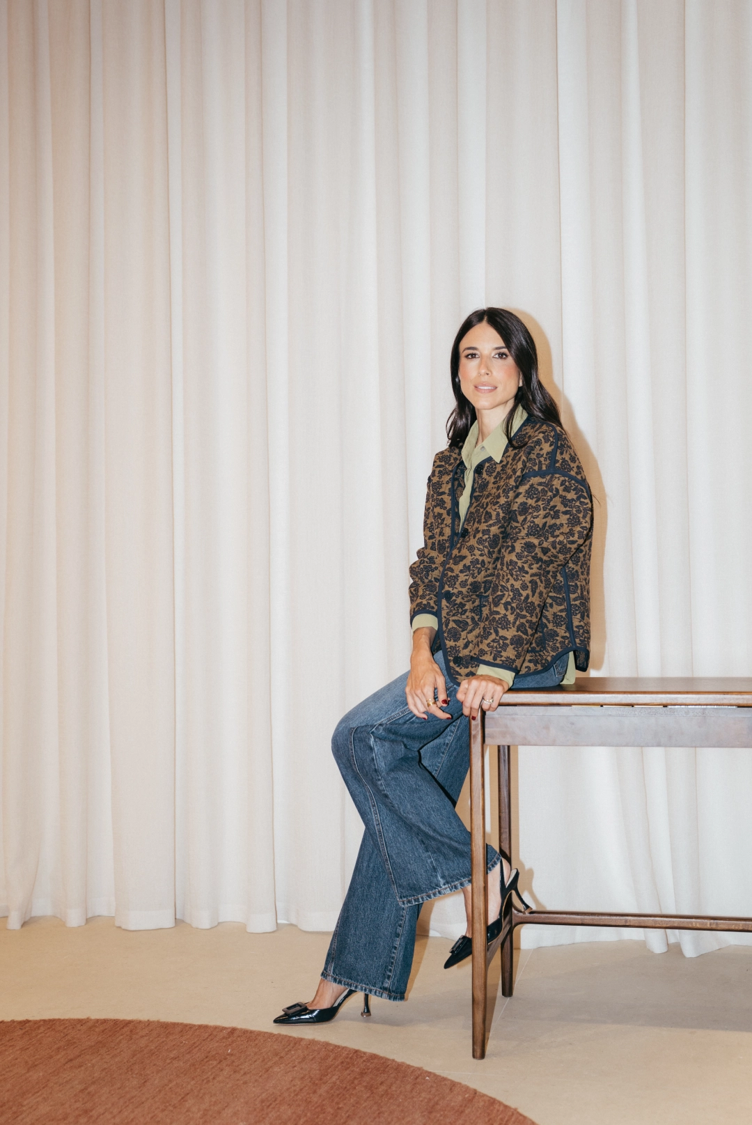 Foto uno de Laura Corsini con el look dos