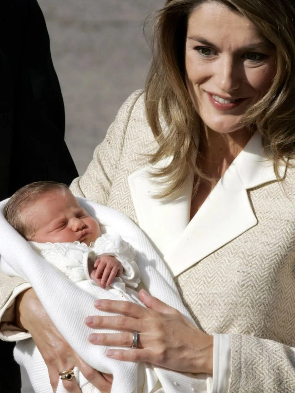 Los príncipes de Asturias presentan a su primera hija, nacida el 31 de octubre de 2005