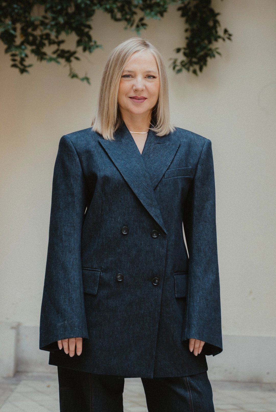 Foto uno de Pilar Castro con el look dos