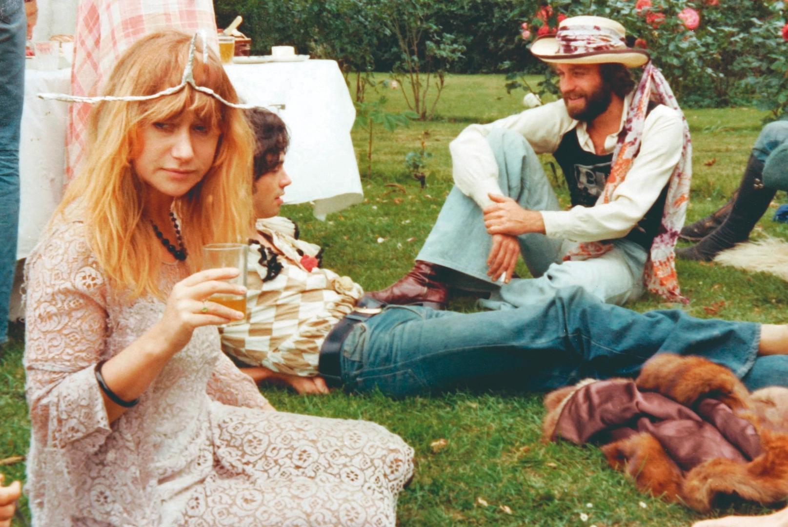 En su 28
              cumpleaños, en una comuna hippie en una granja en Warwickshire,
              Reino Unido.