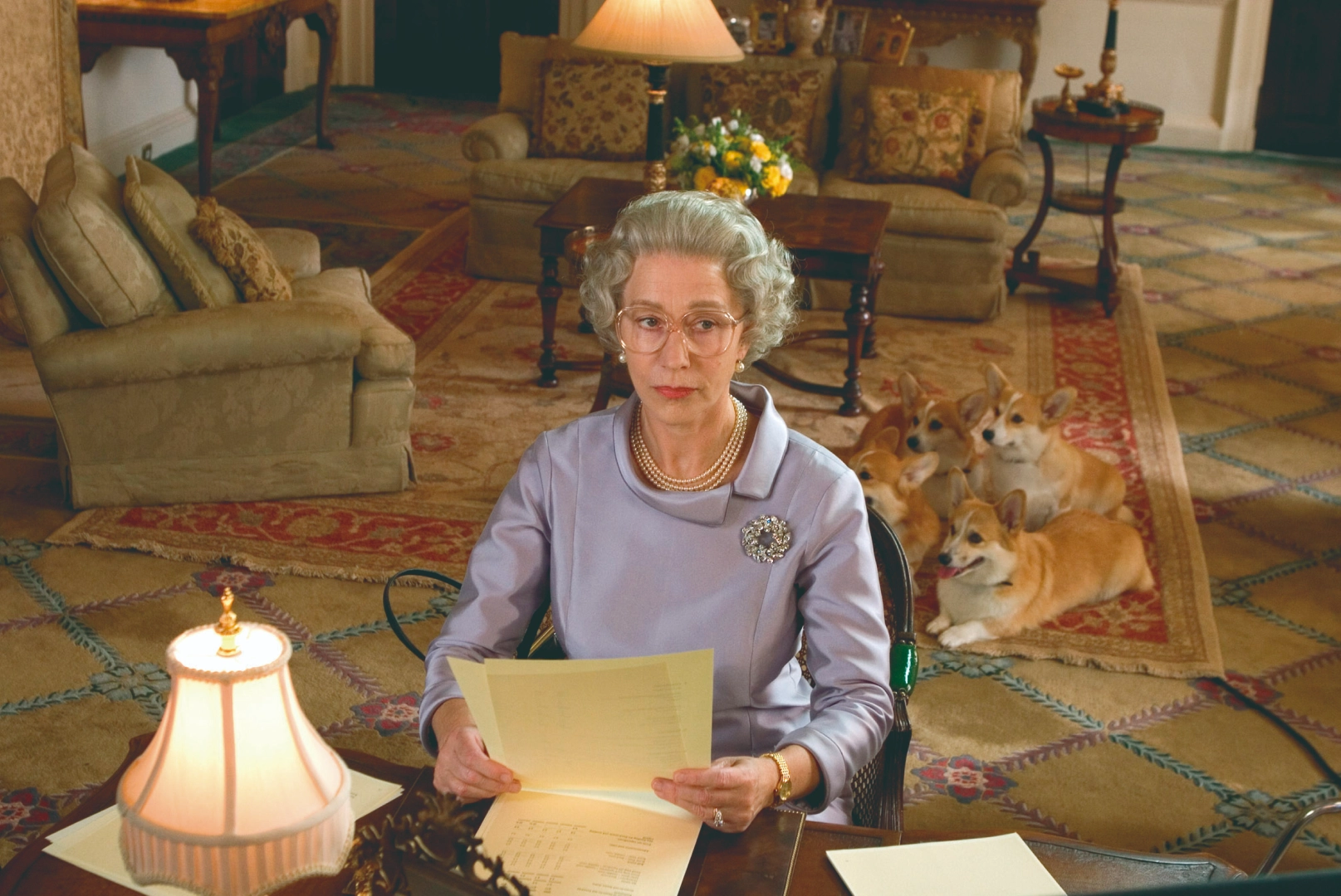 La actriz se encuentra respondiendo a las desafortunadas preguntas del presentador de la , Michael Parkinson. Años más tarde, el comunicador declaró que no le debía ninguna disculpa.
