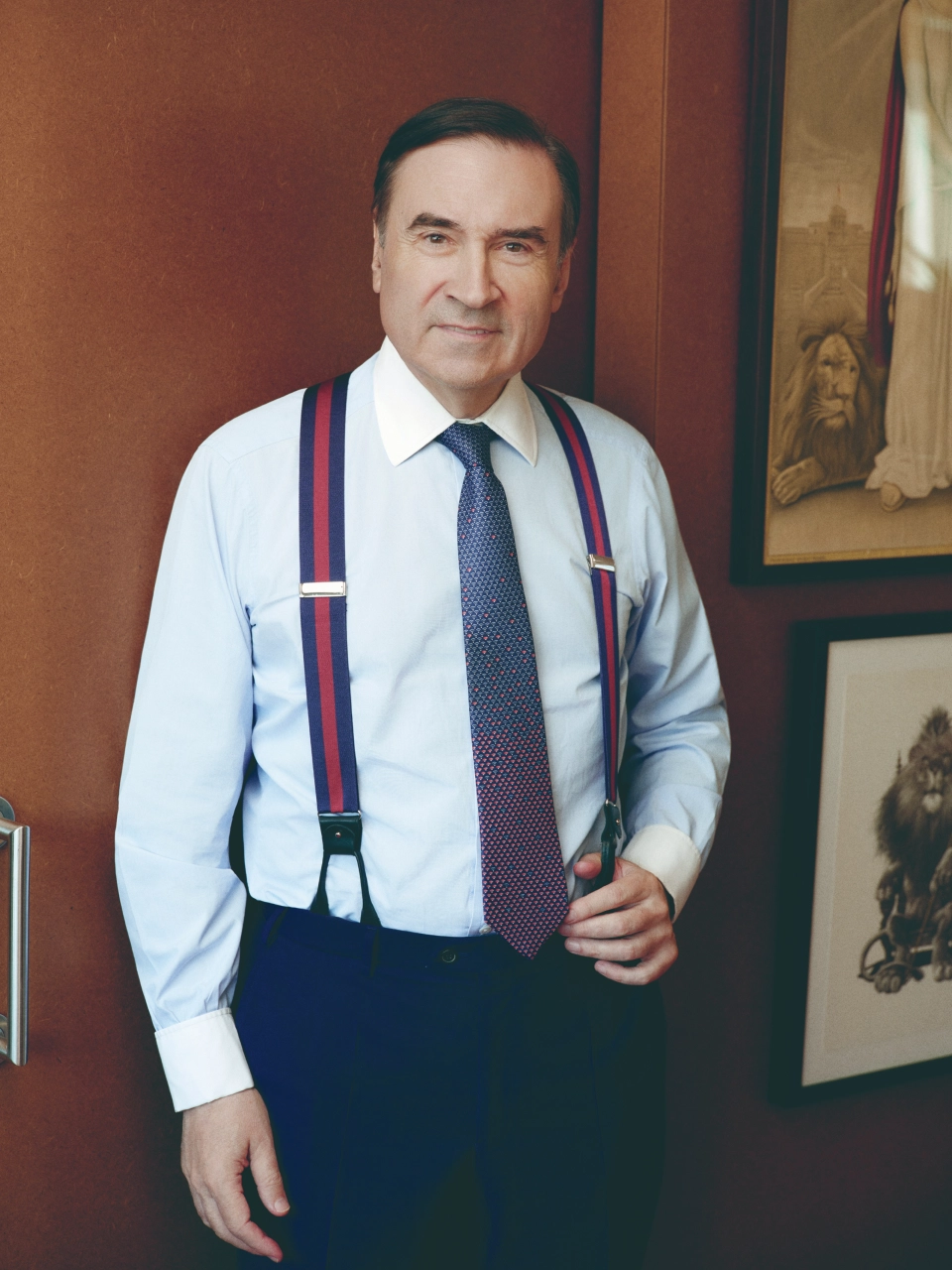 Foto individual de Pedro en su despacho