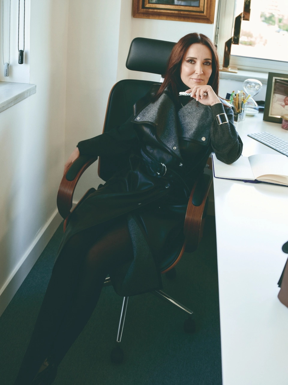 Foto individual de Cruz en su despacho