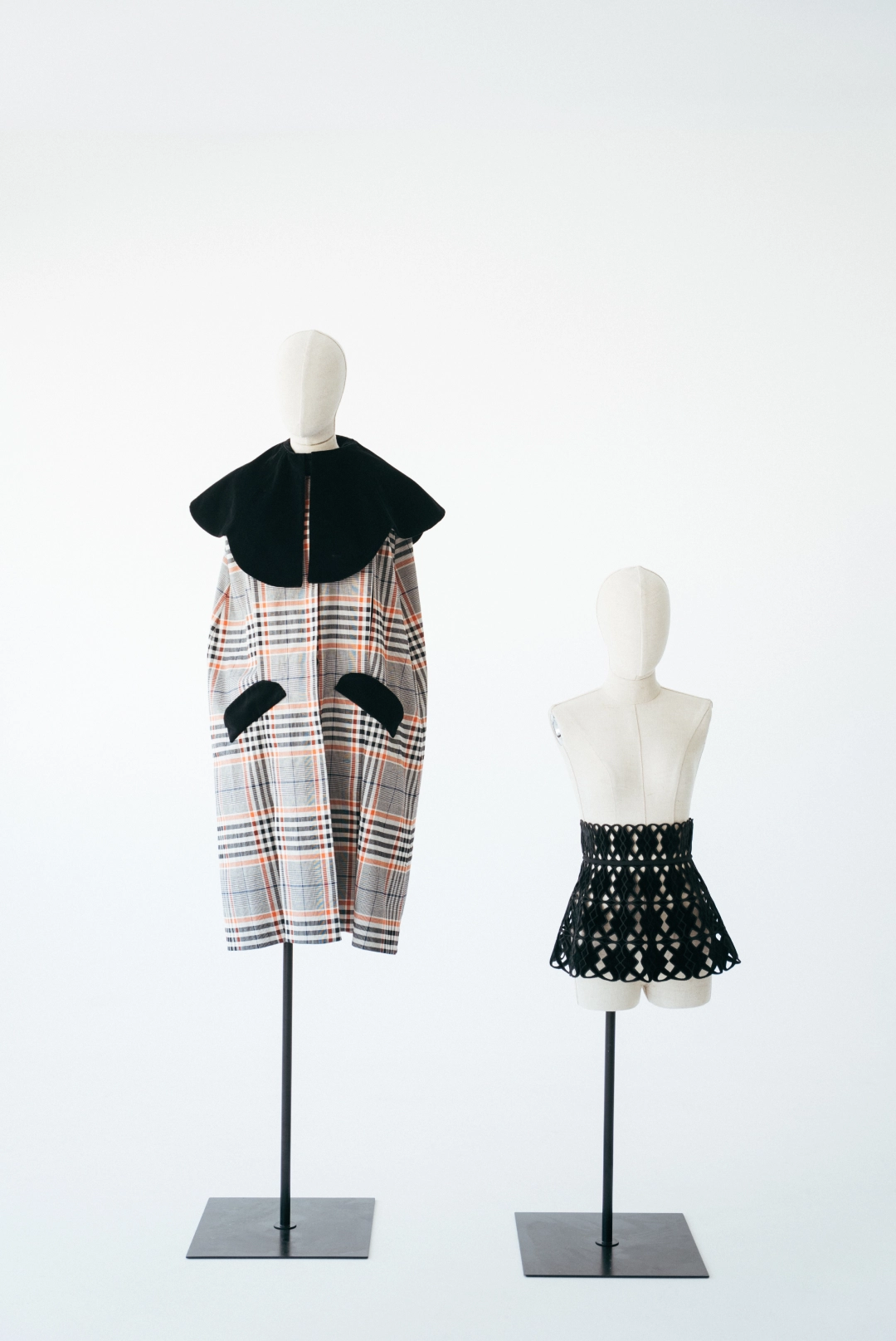 Foto dos de telas, materiales y dibujos