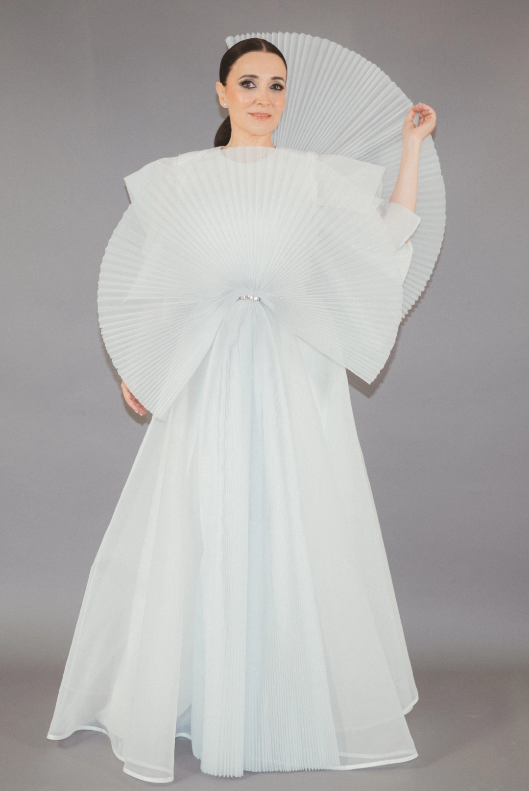 Foto uno de Cruz Sánchez de Lara con su vestido del X Aniversario de EL ESPAÑOL