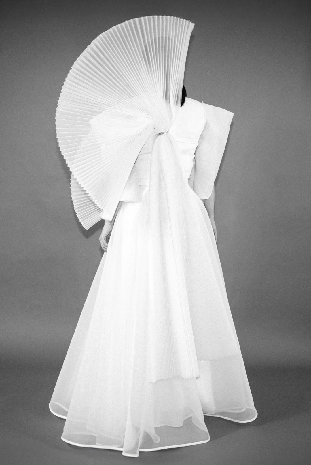 Foto uno de Cruz Sánchez de Lara con su vestido del X Aniversario de EL ESPAÑOL