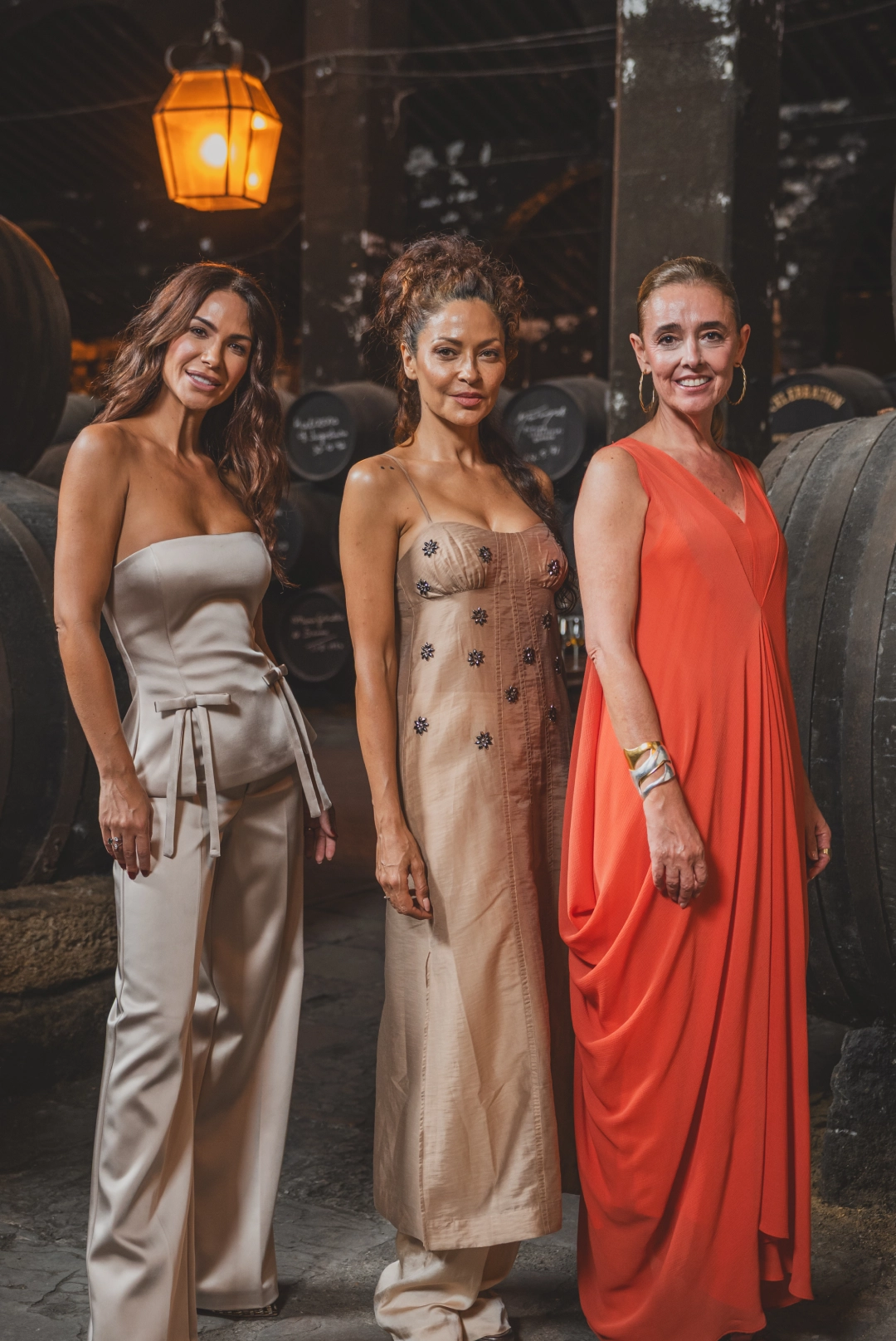 Foto de Tamara Gorro, Patricia Pérez y Marta Manzano con las barricas