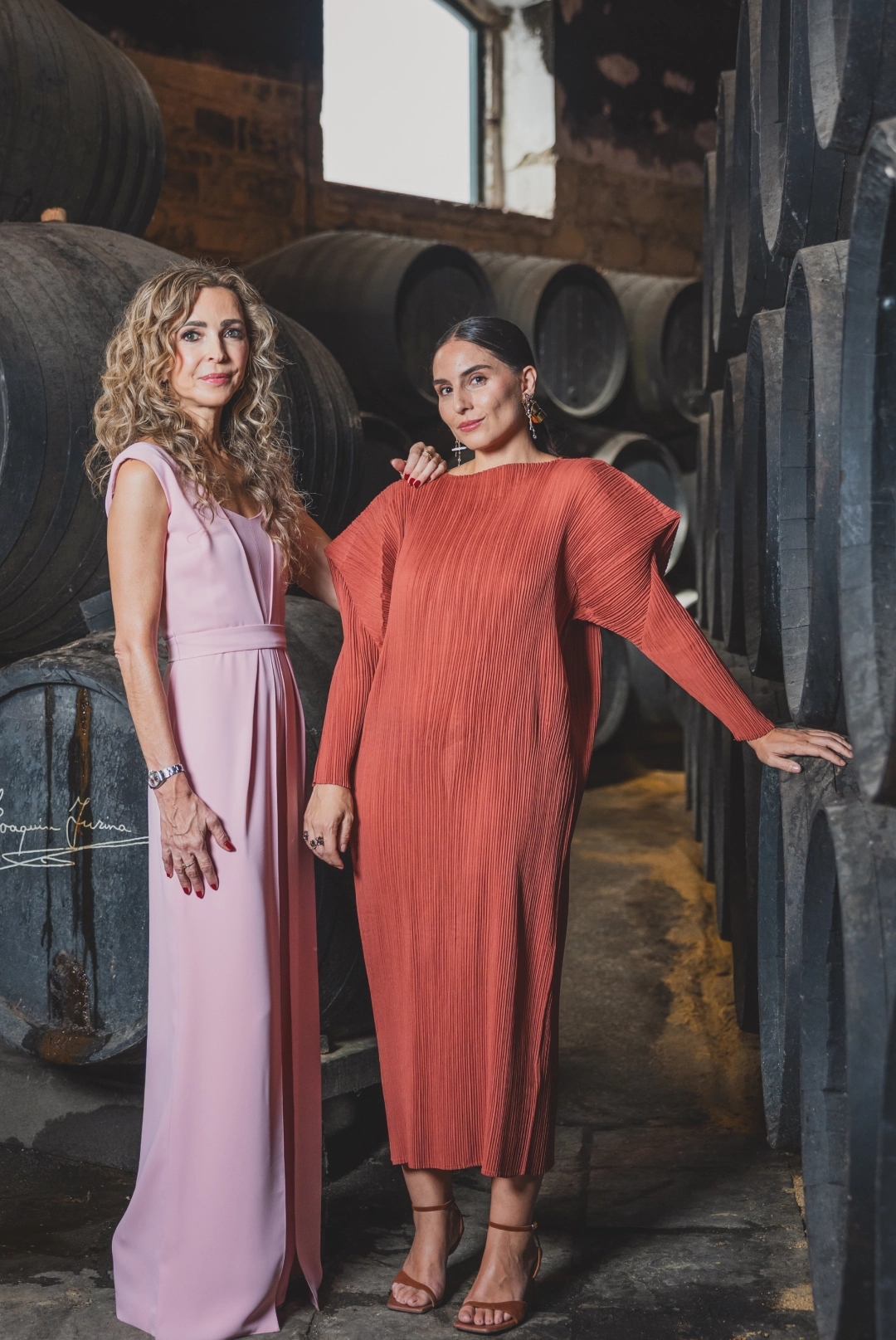 Foto de Patricia Benito y Erea Louro con las barricas