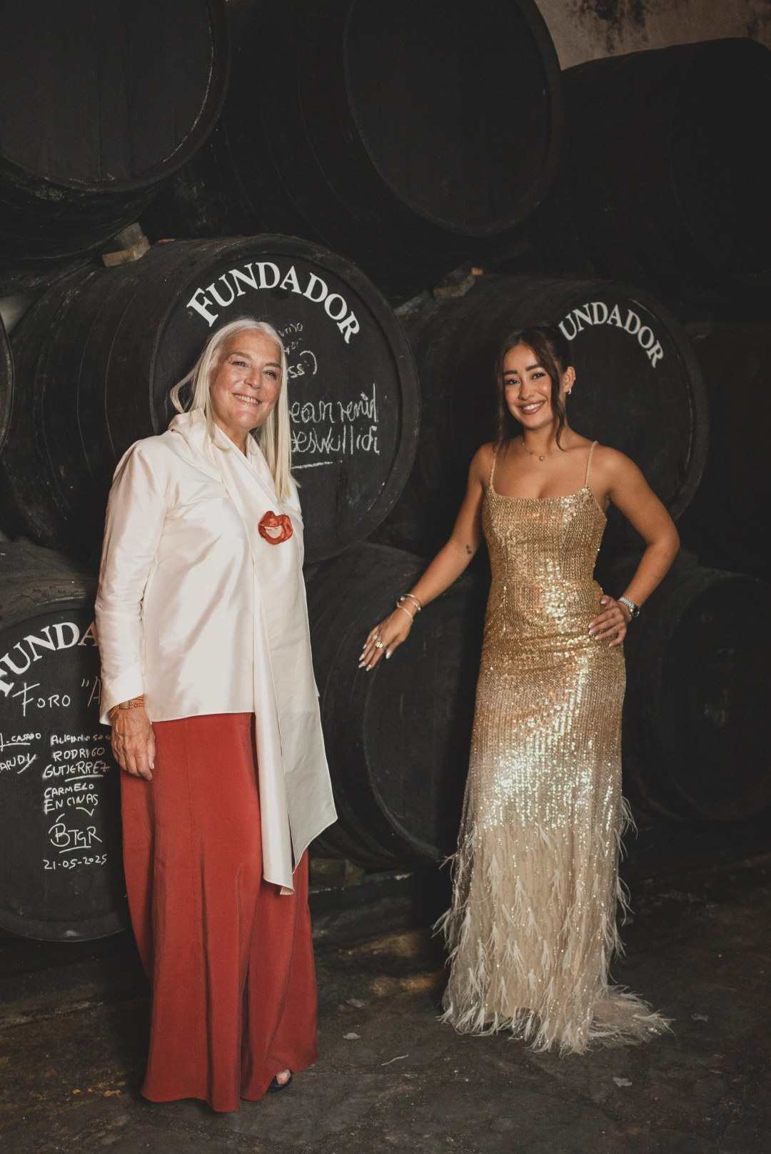 Foto de Mercedes Wullich y Marina Rivers con las barricas